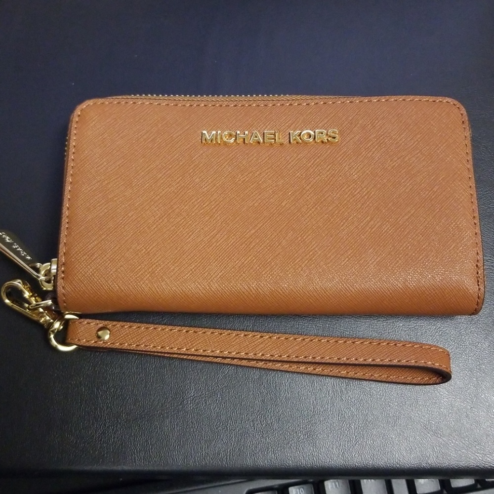 NWOT. Michael Kors Mulifunction Wristlet Wallet.